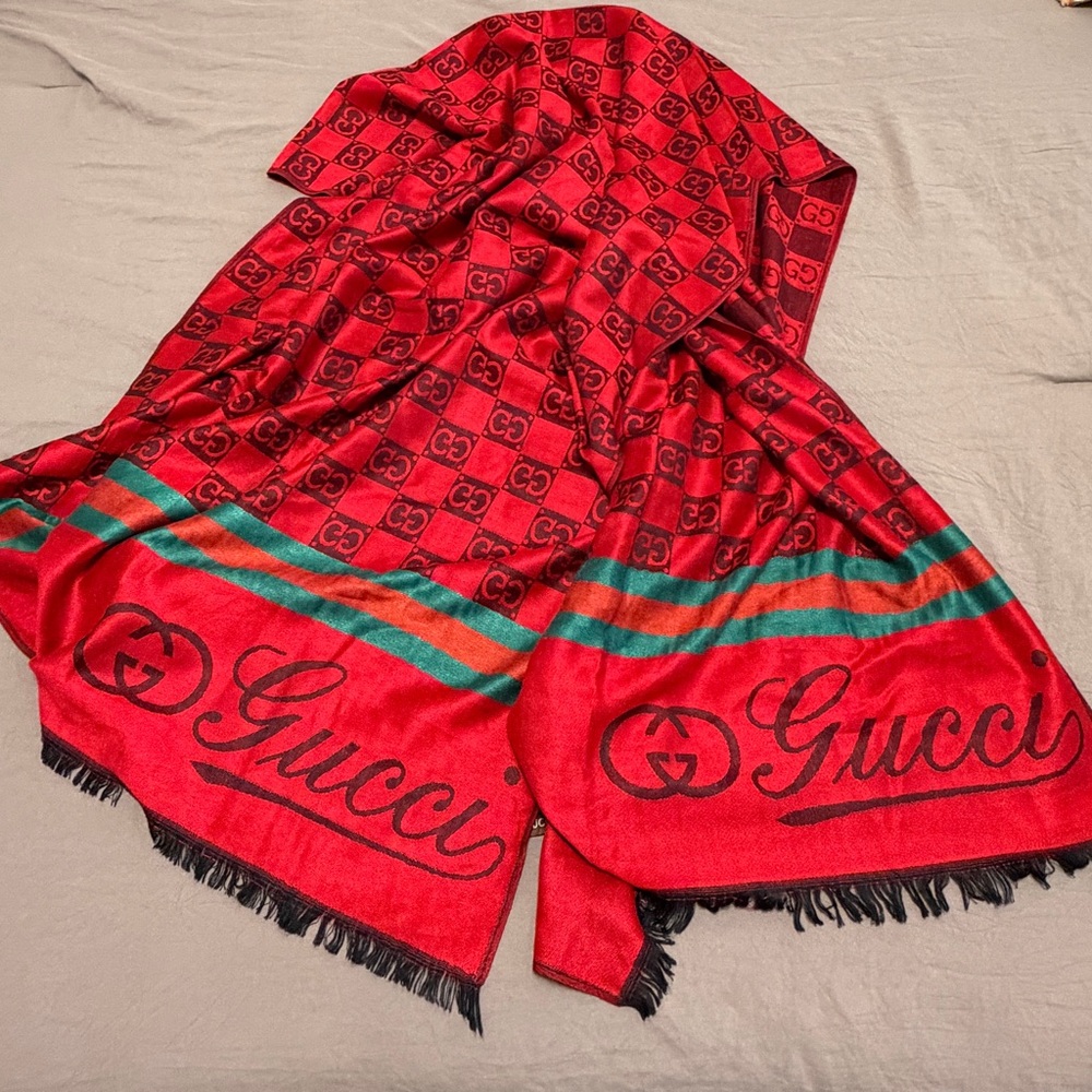 Gucci Red and Black Logo scarf - Picture 7 of 7
